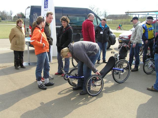 Hanneke neemt plaats op de Challenge Trike