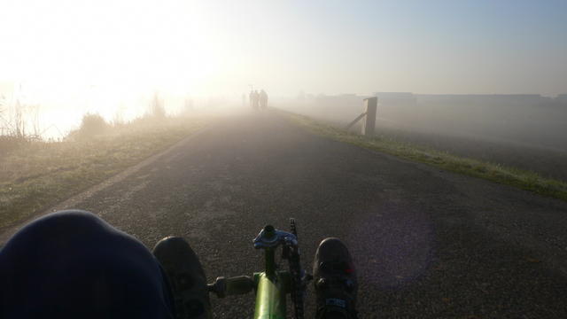 15. Meer fietsers in de nevel.