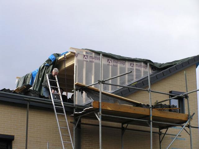 Zijkant is hoger omdat de isolatieplaten bovenop het underlayment komen.